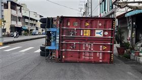 貨櫃車瞬間側翻躺路中！路邊轎車險被壓爛