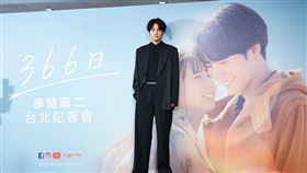 ▲赤楚衛二來台為電影宣傳，開心對媒體打招呼。（圖／天馬行空提供）