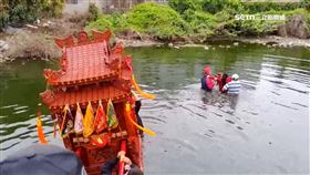 獨家／神駐駕水中! 轎班扛150kg鑾轎 克難泡池4小時