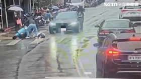 ▲北市周男駕駛多元計程車追撞騎車自摔倒地的黃女。（圖／翻攝畫面）