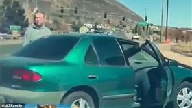 綠車駕駛惡意逼車，並攻擊特斯拉女車主。（圖/翻攝自亞利桑那家庭YT）