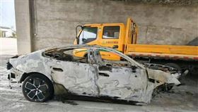 ▲整輛車燒得只剩下支架，家屬也怒控車門斷電後無法開啟導致逃生不及。(圖/翻攝微博)