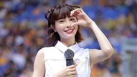 「元祖啦啦隊女神」峮峮人氣相當旺。（圖／翻攝自qun_04 IG）