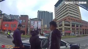 ▲警方在艋舺公園逮捕對龍山寺丟汽油彈的呂男。（圖／翻攝畫面）