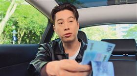 吳東諺在8點檔《好運來》中拿現金給特斯拉司機卻遭拒收，擦出火藥味。（翻攝自民視戲劇館YouTube）