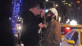 與友人續攤完走出夜店，溫妮似乎在對男友跺腳耍小脾氣，但被溫妮盯著看的男友沒有抬頭，而是一直看著手機。（圖／本刊攝影組）