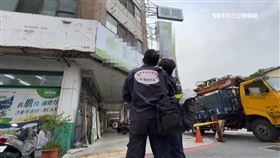 台中工安意外! 工人拆招牌3樓高墜落命危