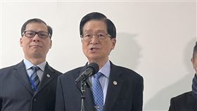 ▲退輔會主委嚴德發2日在立法院接受媒體聯訪。（圖／記者蘇晏男攝影）