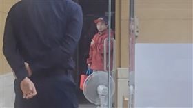 ▲曾任立法院前院長游錫堃助理的盛礎纓，涉被中共吸收，交付立院機敏資料賺數百萬酬勞，北檢傳喚到案，訊後20萬交保。（圖／翻攝畫面）