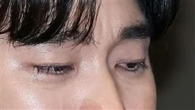 金秀賢昨天記者會的妝容被關注，網友指他連下眼線都畫了（圖／翻攝微博）