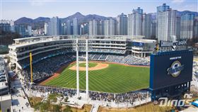 ▲韓職NC恐龍主場掉落物砸死球迷。（圖／翻攝自Populous推特）