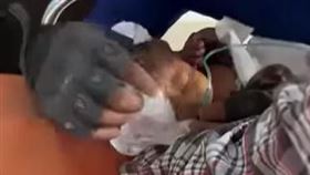 緬甸強震，全家9口唯一生還，出生16天嬰兒，受困瓦礫堆24小時，奇蹟存活（圖／翻攝自Thne Chindwin News Agency臉書）