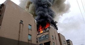 基隆七堵凌晨驚魂建築物竄黑煙，13輛消防車急奔現場。（圖／翻攝畫面）