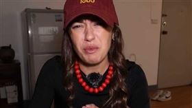 妮婭吃燈籠果。（圖／翻攝自不要鬧工作室YouTube，下同）