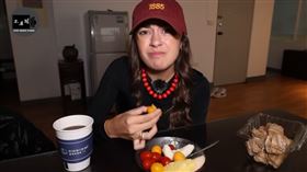 西班牙正妹品嘗燈籠果忍不住皺眉。（圖／翻攝自「不要鬧工作室」YT）