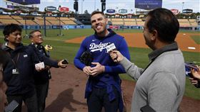 ▲佛里曼（Freddie Freeman）還原在浴室滑倒情境。（圖／美聯社／達志影像）