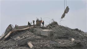 救援人員使用機具清理倒塌建物，該棟興建中的大樓因緬甸強震而倒塌。（圖／美聯社／達志影像）