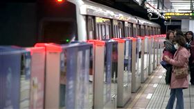 北捷29站47座手扶梯加速！每分鐘多載22人。台北捷運藍線月台、候車旅客、列車進站畫面。（圖／資料照）