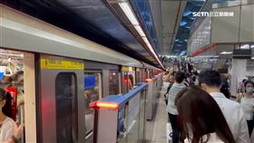 北捷29站47座手扶梯加速！每分鐘多載22人。台北捷運藍線月台、候車旅客、尖峰時段、通勤、上下車。（圖／資料照）