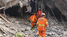 緬甸強震，全家9口唯一生還，出生16天嬰兒，受困瓦礫堆24小時，圖／翻攝自Khit Thit Media臉書）