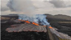 冰島西南部敘恩茲努克斯火山口群發生火山爆發，大量熔岩不斷湧出，當局也緊急疏散附近居民。（圖／達志／美聯社）