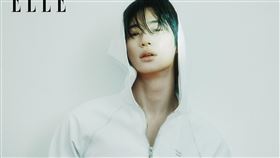 ▲邊佑錫拍攝時，輕鬆轉換各種風格。（圖／《ELLE》國際中文版雜誌提供）