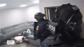 刑事局中打，竹聯幫弘仁會，丁姓主嫌，經營詐欺機房，投資綠能詐財，25嫌羈押，攻堅(圖／翻攝畫面)