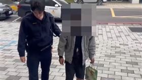 黃男被帶回時，無法清楚言語，只能傻笑應對。（圖／翻攝畫面）