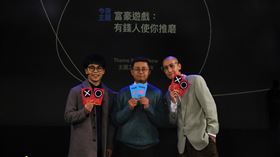 喜劇演員賀瓏（左）與首位踏入政壇的YouTuber邱威傑（呱吉）、法律白話文社群總監劉珞亦（右）大玩「富豪桌遊」（圖／公視提供）