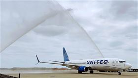 聯合航空今（2）日於桃園國際機場正式啟航全新的台北至關島直飛航線，並針對首航班機舉行水門禮儀式。（圖／聯合航空提供） 