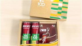 「黑松100週年紀念禮盒」內含兩罐紀念版黑松沙士和一張超限量造型悠遊卡，全台限量3000組。（圖／品牌業者提供）