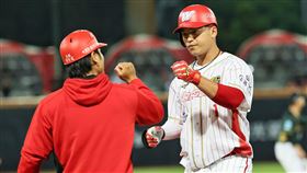 ▲朱育賢轉隊首場例行賽，棒打12強隊友陳柏清拿下關鍵的1分。（圖／味全龍提供）