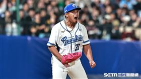 ▲中職36年新莊棒球場開幕戰，富邦悍將第3任投手李吳永勤投出三振後怒吼。（圖／記者劉彥池攝影）