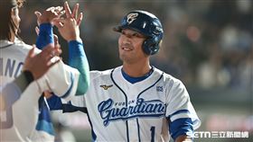 ▲中職36年新莊棒球場開幕戰，富邦悍將一壘手范國宸敲出安打送回林哲瑄。（圖／記者劉彥池攝影）