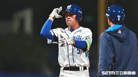 ▲中職36年新莊棒球場開幕戰，富邦悍將指定打擊王念好敲出安打。（圖／記者劉彥池攝影）