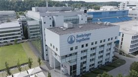 19歲的約翰尼斯馮鮑姆巴赫（Johannes von Baumbach）繼承德國藥廠，成為全球最年輕億萬富豪。（圖／翻攝boehringer-ingelheim官網）