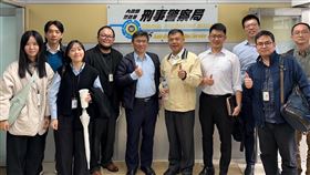 ▲國泰人壽協理廖昶超(右5)率團隊拜會內政部警政署165反詐騙諮詢專線總部秘書莊明雄(左5)，建立雙方聯繫機制。（圖／國泰人壽提供） 