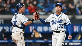 ▲中職36年新莊棒球場開幕戰，富邦悍將第7任投手賴鴻誠守下勝利和捕手戴培鋒擊掌。（圖／記者劉彥池攝影）