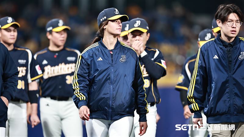 中信兄弟打擊教練莎菈。(圖/記者劉彥池攝影)