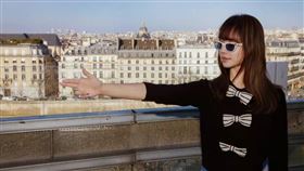 蔡依林重現MV《特務J》的經典手勢。（圖／翻攝自蔡依林工作室微博）