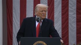 ▲川普2025年4月2日（美國時間），台灣時間3日清晨宣佈對各國課稅，以製造業回流。（圖／翻攝白宮官方Youtube頻道）