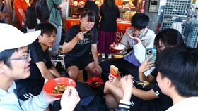 清明時節氣候多變，有時悶熱會讓人想大啖冰品，醫師建議別碰以免傷了陽氣。（圖／報系資料照）