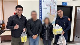 簡男與母親贈送飲料及雞排，給執勤員警感謝警方之幫助。（圖／翻攝畫面）
