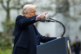 美國總統川普宣布將以國家為基礎課徵對等關稅，其他國家對美國徵多少稅，美國將回敬約一半的「折扣」關稅。（圖／翻攝自The White House）