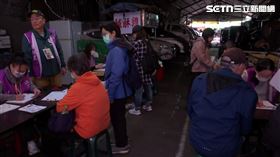 ▲罷免徐巧芯團隊3日在中崙市場設「小蜜蜂」連署站，志工透露開張20分鐘就收到40、50份連署書。（圖／翻攝畫面）