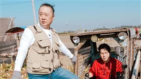 邵大倫（右）與邰智源（中）採收菜頭、體驗開山貓。（圖／公視台語台提供）