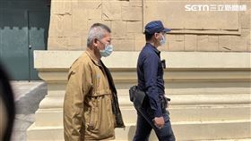 兇嫌弟弟今（3）日上午11時許與檢方、法醫趕抵殯儀館進行相驗。（圖／記者黃翎瑄攝）