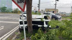 ▲保時捷,自撞,車禍,路樹,肇逃,雲林。（圖／翻攝畫面）