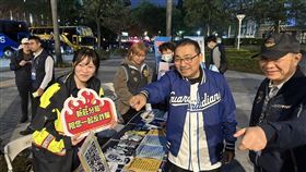 市長侯友宜也蒞臨現場，與球迷親切互動。（圖／警方提供）