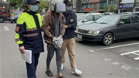 黃男今（3）日下午才被送去地檢署，看起來相當落魄。（圖／翻攝畫面）